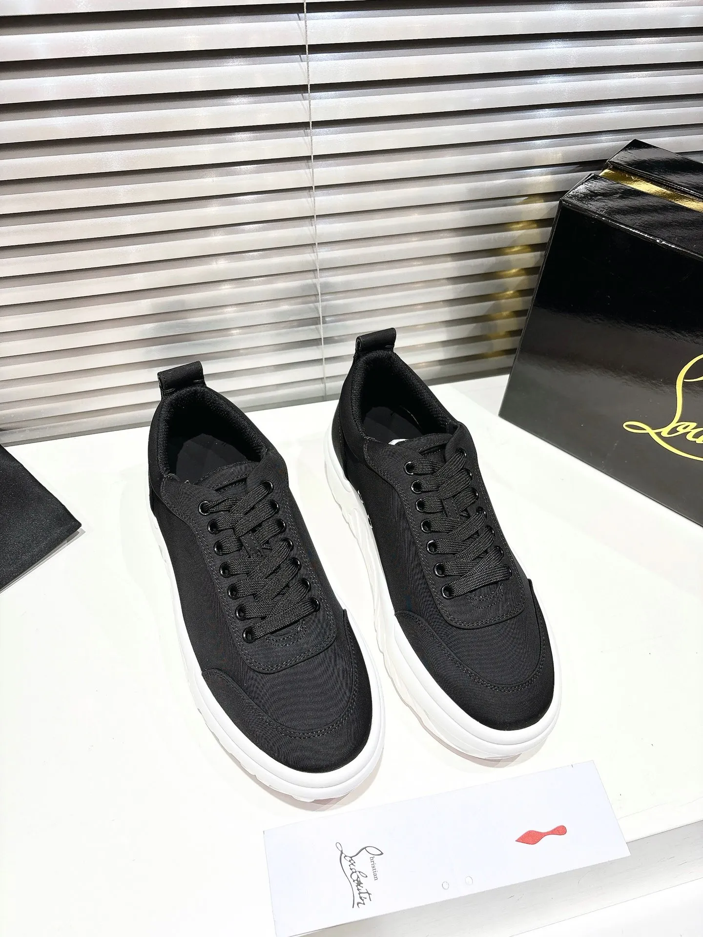 👟👟Ex-factory price 640👟👟 ╔Low-top canvas thick-soled sneakers-black╗ ·Top version customization·2025𝐬𝐬 𝑪𝒉𝒓𝒊𝒔𝒕𝒊𝒂𝒏 𝑳𝒐𝒖𝒃𝒐𝒖𝒕𝒊𝒏 Maison Christian Louboutin Choukario low-top sneakers with an urban feel. Featuring laces and a heel tab at the top, this sneaker is made entirely of Smoke Gray nylon for a softer construction. It features an embossed sole made of environmentally friendly biosourced EVA. ▪️No matter the last type, fabric, diamonds, nails, lining, outsole, it is as close as possible to ZP... ▪️The original sole is specially provided by the original factory ▪️The lining is imported water-dyed cowhide ▪���Private customization time is about 3-7 days —————— Size: Men's 39M-46M